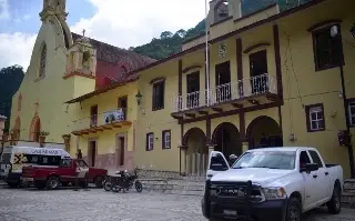 Imagen Entre tensión, dan último adiós a alcalde de Las Minas, Veracruz y a su hijo 