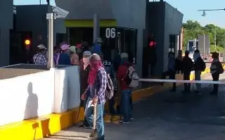 Imagen Toman caseta de la autopista México–Tuxpan en protesta por víctimas de desaparición forzada