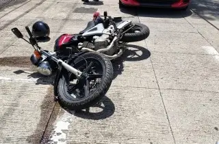 Imagen Carro particular arrolla a mujer mientras iba en su motocicleta en Orizaba, Veracruz