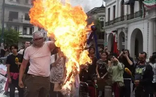 Imagen En Xalapa queman bandera y exigen a México romper relaciones con Israel