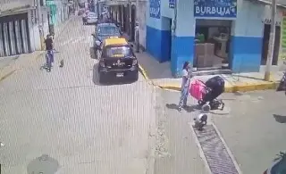 Imagen Atropellan a niño de 4 años cuando su mamá estaba distraída en el celular (+Video)