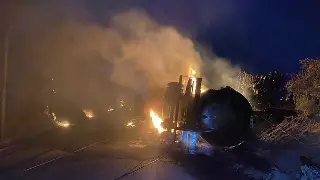 Imagen Vuelca pipa con material peligroso en la Autopista Puebla-Orizaba