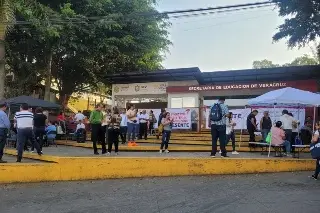 Imagen No tenemos maestros en inicio de clases: padres de familia toman instalaciones de la SEV