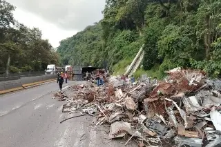 Se desprende y vuelca segundo remolque de tráiler en autopista de Veracruz  