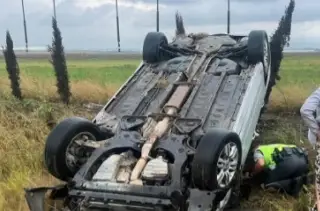 Imagen Fuerte volcadura de carro en carretera de Veracruz; hay cierre parcial 