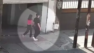 Imagen Repudian a hombre captado cuando lleva de la mano a menor de 10 años al motel (+Video)