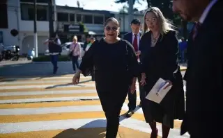 Imagen Padres de familia denuncian cobros excesivos de hasta 3 mil 500 pesos por uniformes escolares: SEV