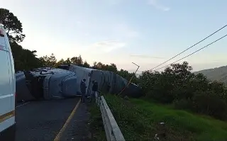 Imagen Se registra aparatosa volcadura de tráiler en autopista de Veracruz 