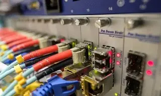 Imagen China aumenta aranceles a fibra óptica de Estados Unidos, acusan evasión de impuestos