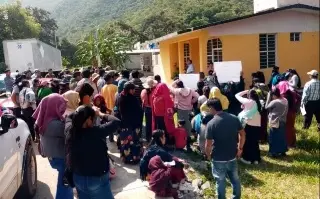 Imagen Padres y madres de familia exigen maestros para escuelas de Soledad Atzompa y Atlahuilco
