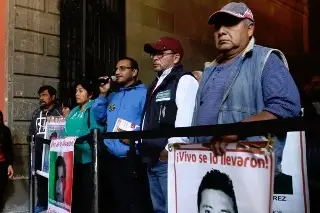 Imagen Padres de los 43 de Ayotzinapa salen decepcionados de reunión con Sheinbaum