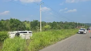 Fuerte volcadura de camioneta en carretera de Veracruz; hay cierre parcial