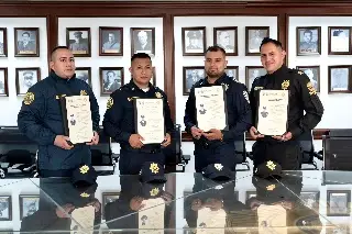 Ascienden a policías que salvaron a adolescente de incendio en CDMX