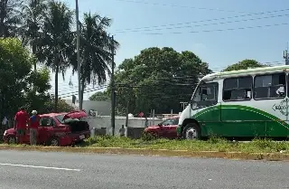 Imagen Accidente en carretera Veracruz-Xalapa, auto queda en el camellón 