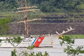 Imagen Velero de la Guardia Costera de EU cruza el Canal de Panamá 