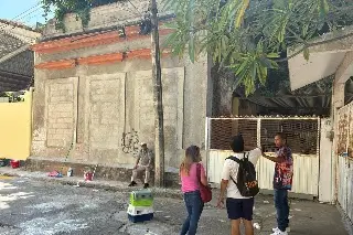 Imagen Con Bomberos de Veracruz intentan rescatar a gatos que quedaron atrapados en vivienda 