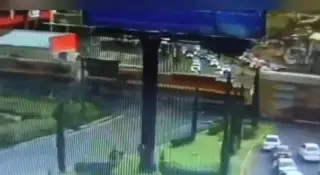 Imagen Captan momento en que tren embiste a un autobús en Atlacomulco (+Video)