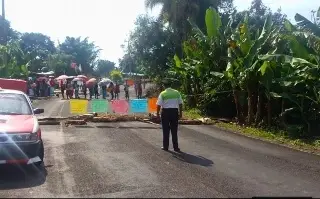 Imagen Cierran carreteras por falta de maestros en escuela de Totutla, Veracruz