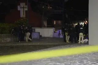 Imagen Mujeres policías logran que menor de edad no se quitara la vida en puente de Xalapa, Veracruz