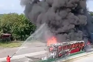 Imagen Reportan 14 lesionados por incendio de autobús en la Córdoba–Veracruz