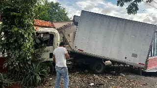 Imagen Conductor casi se mete con todo y camión a casa en colonia de Veracruz 