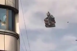 Imagen Varios políticos huyen colgados de un helicóptero en Nepal 