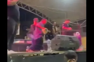 Imagen Repudian a grupo musical que lanzó a persona con discapacidad del escenario (+Video)