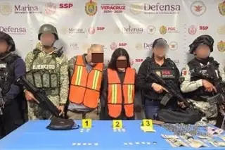 Imagen Cae pareja con droga y dinero en efectivo tras cateo en Orizaba