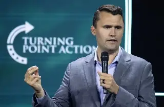 Imagen Charlie Kirk decía que cuando la gente deja de hablar vienen divorcios y guerras. Así opinaba de Sheinbaum