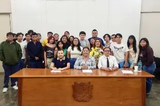Imagen Egresados comparten visión del futuro de la comunicación en FACICO-UV (+fotos)