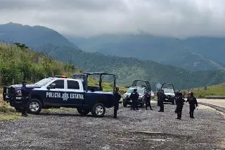 Imagen Abandonan cuerpo embolsado y encobijado a un costado de la autopista Orizaba-Puebla