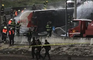 Imagen Aumenta a 10 el número de muertos por explosión de pipa