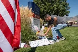 Cuerpo de Charlie Kirk llega a Arizona escoltado por fuerzas de EU y entre homenajes