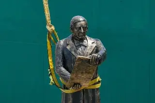 Reinstalan monumento a Benito Juárez en malecón de Coatzacoalcos, Veracruz