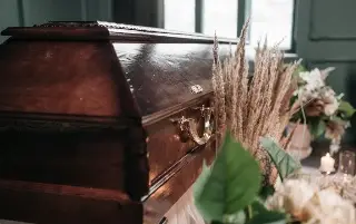 Imagen Dan último adiós a abuelita que cubrió a su nieta tras incendio con pipa en CDMX