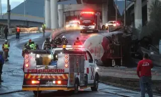 Familiares de víctimas exigen justicia; bloquean calzada donde explotó pipa en CDMX