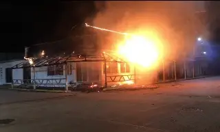 Con bombas molotov, incendian restaurante en Coatzacoalcos, Veracruz