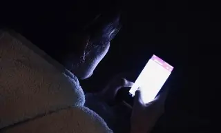 Imagen ¿Es peligroso el uso del celular en la oscuridad? Esto explican expertos