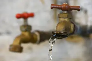 Fraccionamiento de Veracruz sufre falta de agua; prevén que trabajos concluyan este martes