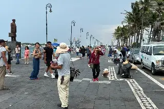 Comerciantes del malecón de Veracruz se quejan de ambulantes