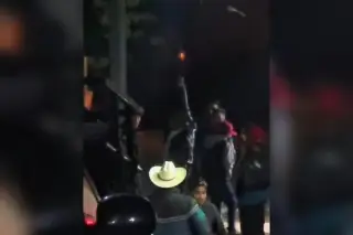 Imagen Alcalde de Aquila, Veracruz dispara al aire durante Grito 