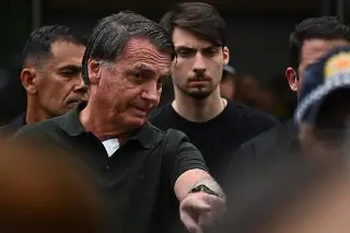 Jair Bolsonaro, expresidente de Brasil, permanecerá hospitalizado por fuerte malestar