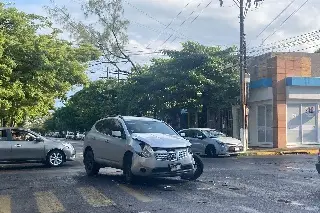 Imagen Camioneta se estrella contra camión en Veracruz; conductor se fuga