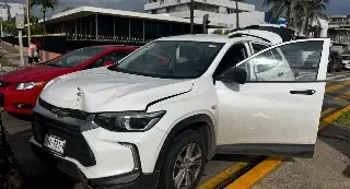 Imagen Conductora pierde control y se estrella con una palmera en Veracruz 