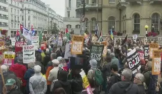 Imagen Protestan por llegada de Trump a Londres; otros acuden a recibirlo a Windsor (+Video)