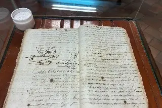 Exponen actas del Cabildo de Veracruz de hace más de 200 años; una de ellas de la desocupación española