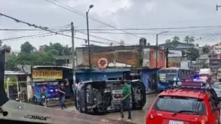 Conductor se distrae; provoca volcadura en colonia de Córdoba, Veracruz 