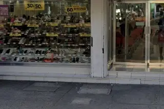 Asaltan zapatería en la avenida Salvador Díaz Mirón y huyen 