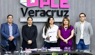 OPLE entrega acta de alcaldesa electa de Poza Rica a Adanely Rodríguez