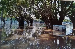 Imagen Fue terrible: habitantes del Floresta recuerdan paso de Huracán Karl en Veracruz 